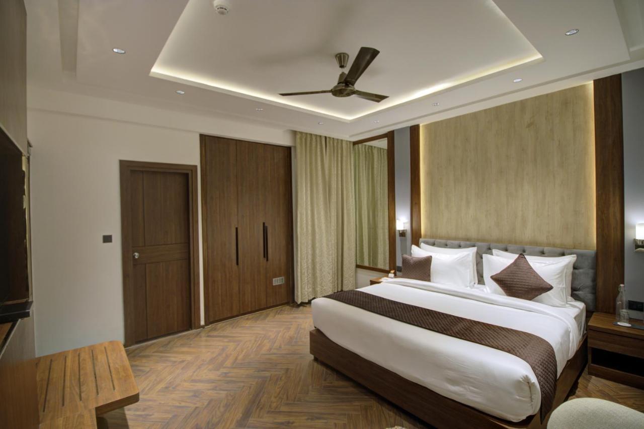 Cygnett Collection K K Hotel Faizābād Exteriör bild